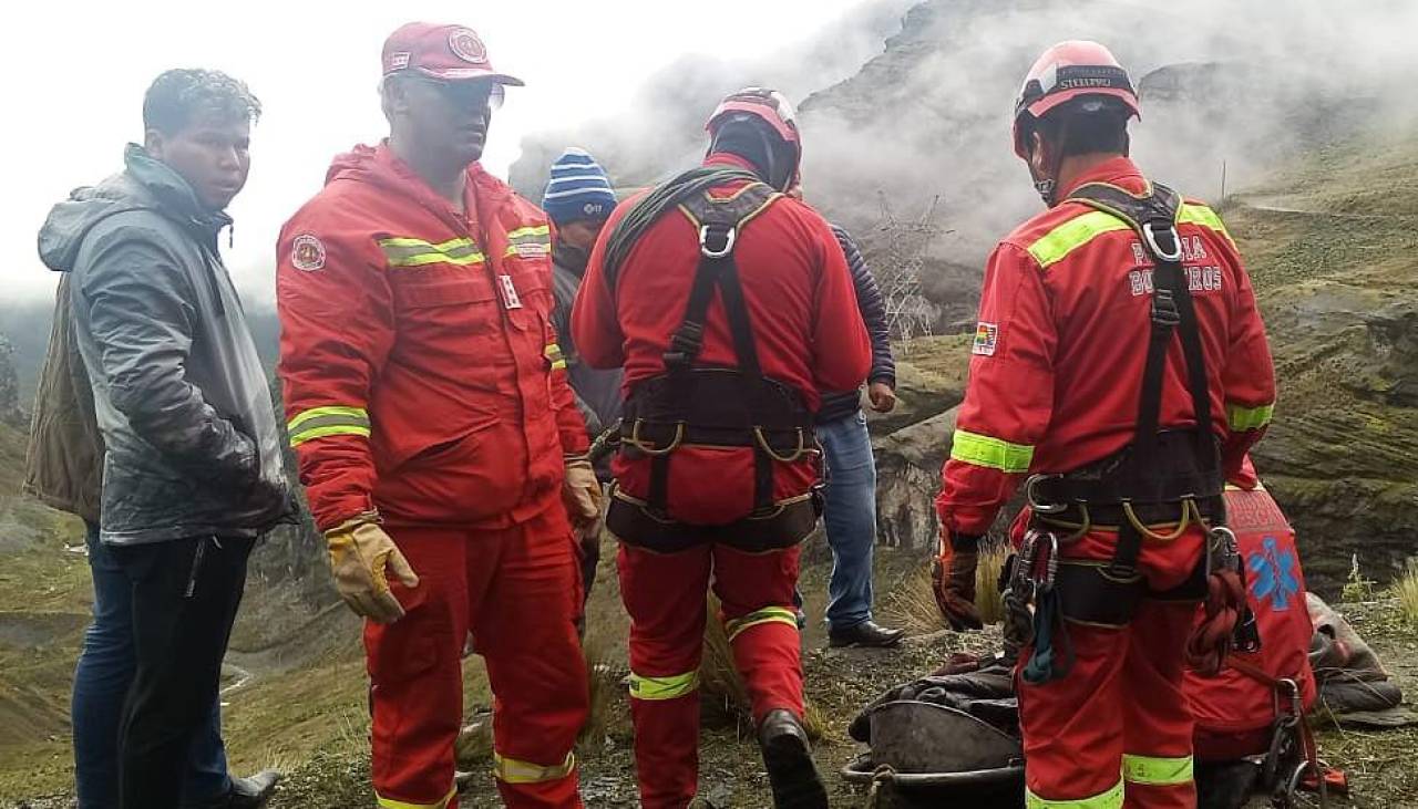 Hay militares entre los fallecidos del vehículo que cayó a un barranco en la carretera a los Yungas, señala un testigo