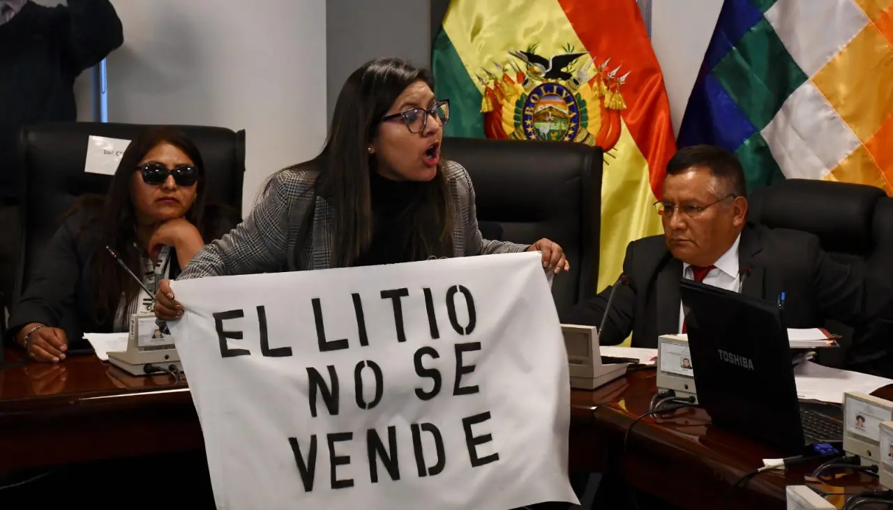 Diputados opositores instalan vigilia en la Asamblea Legislativa contra los contratos de litio 