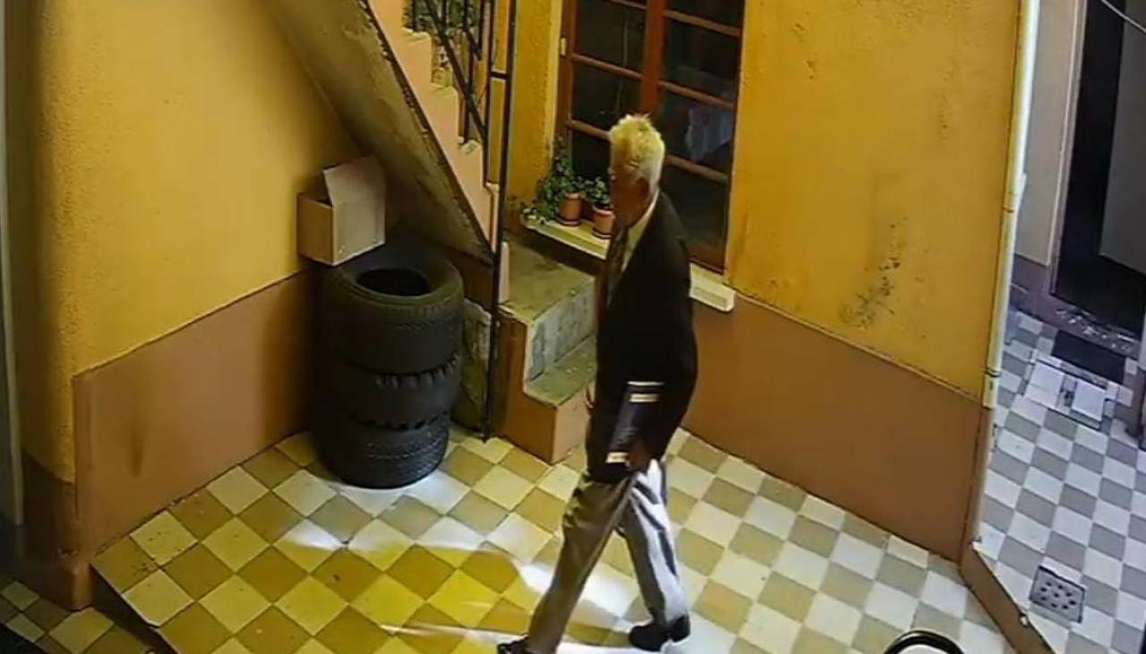 Cámaras graban a un adulto mayor robando garrafas, el hombre es reincidente según la Policía 