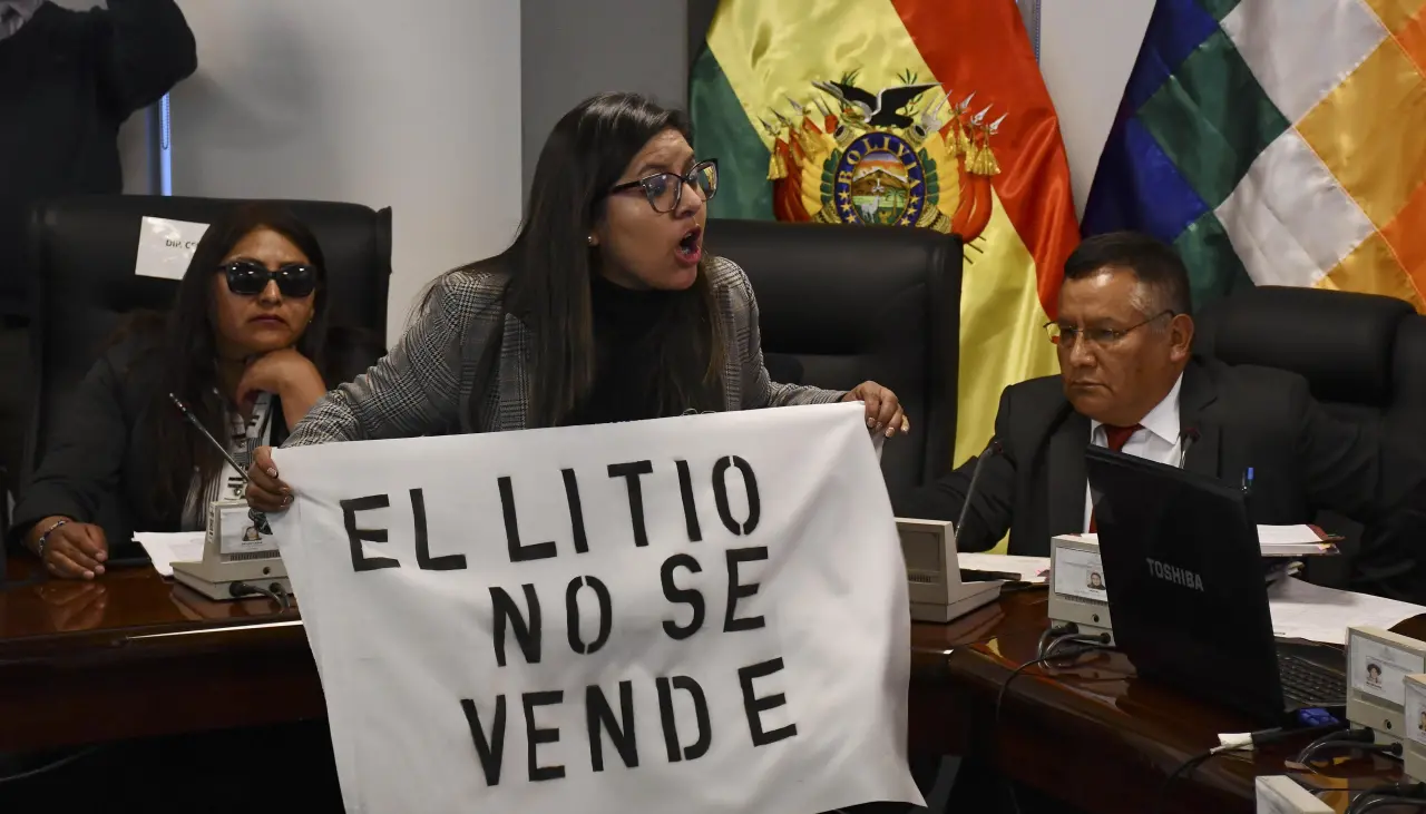 Pese a receso, legisladores anuncian que mantendrán vigilia en la ALP contra los contratos de litio