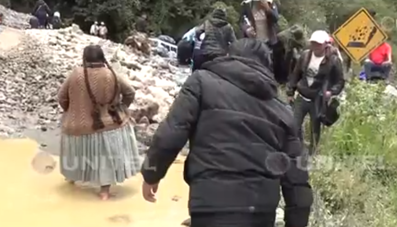 Derrumbes y mazamorra afectan rutas en los Yungas; hay vehículos y pasajeros parados