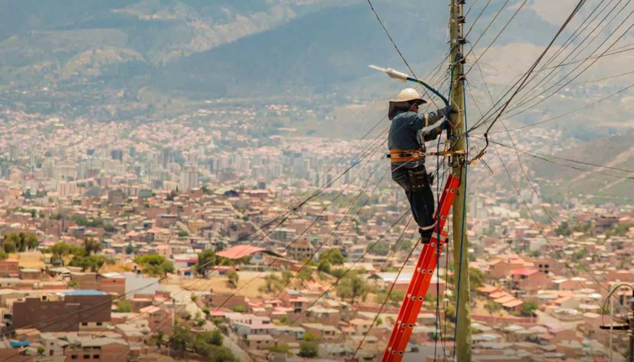 Diputados aprueban crédito de $us 30 millones para renovar luminarias con tecnología led en ocho municipios