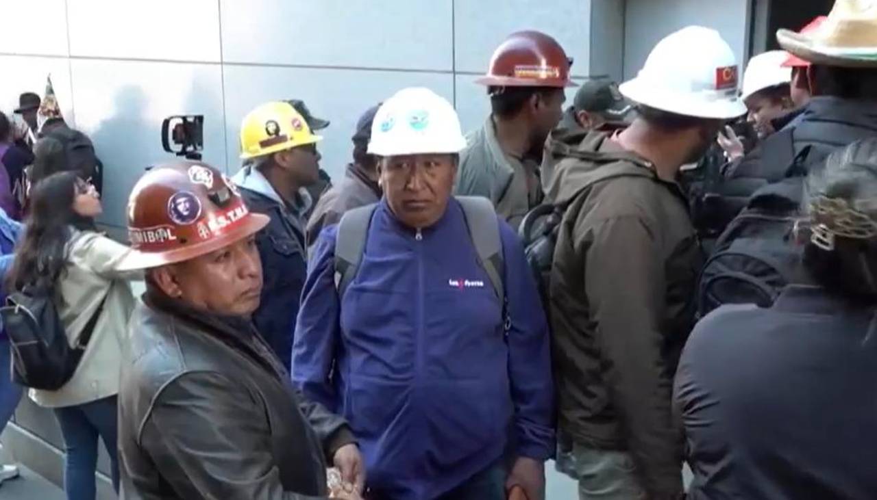 Mineros asalariados ingresan a la Casa Grande del Pueblo para reunirse con el Gobierno