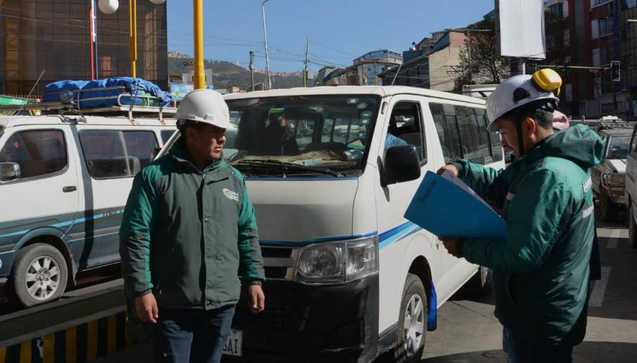 Suspenden el carguío de combustible a más de 179 vehículos por recargas repetitivas, dice ministro de Hidrocarburos 