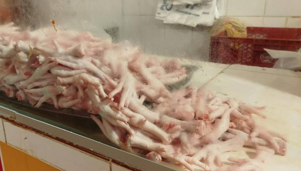 “Cocinaré sopa con patitas”: Familias optan por menudencias ante el alza de la carne de pollo en La Paz 