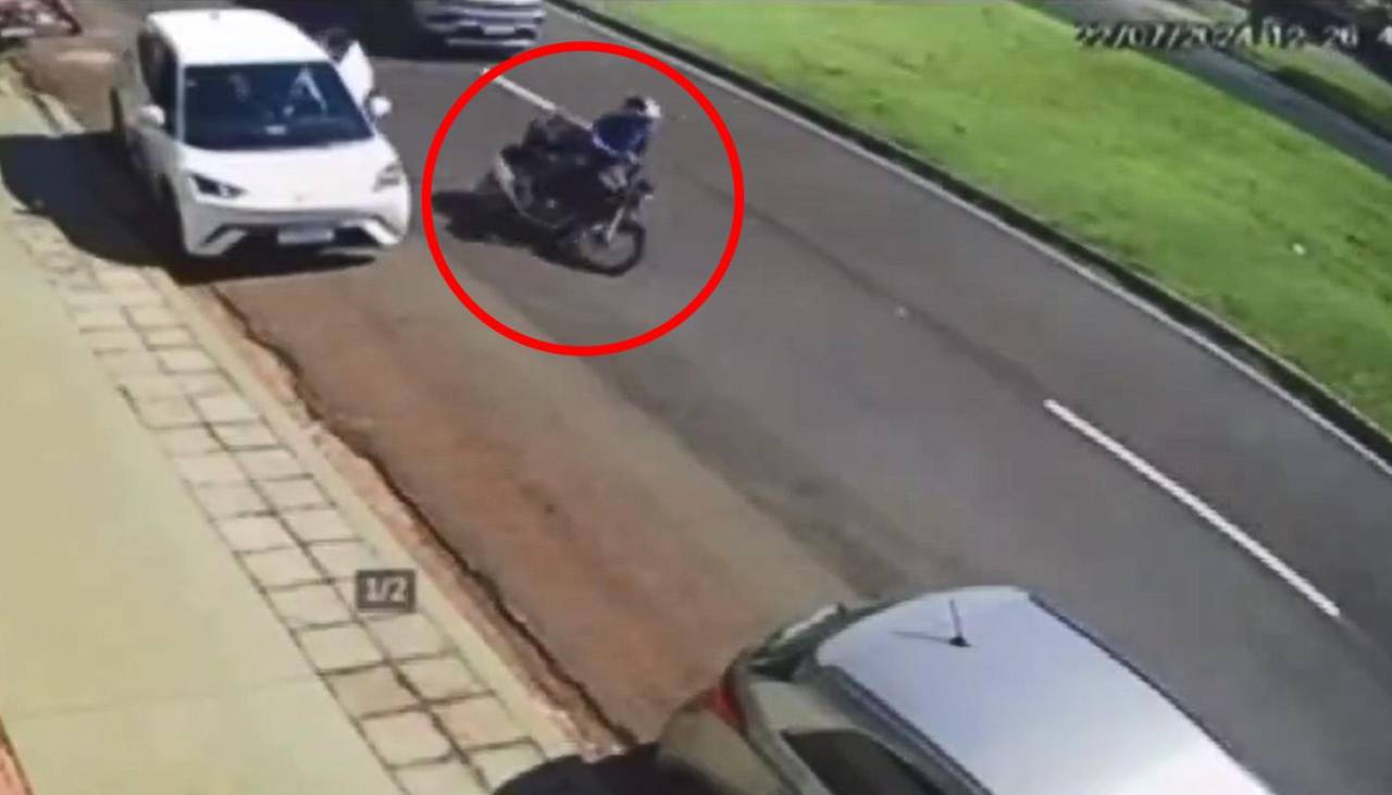 ¿Quién tuvo la culpa? Motociclista choca contra la puerta de un auto abierta inesperadamente