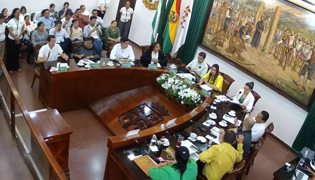 Con votos del MAS y de UCS, Medrano fue elegido presidente del Concejo cruceño