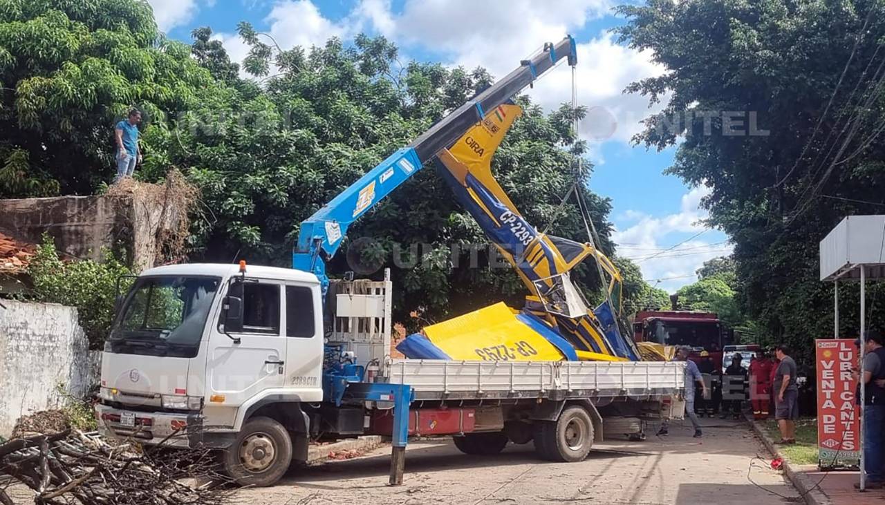 Con una grúa retiran la avioneta que cayó sobre una casa en Santa Cruz y DGAC activa investigación