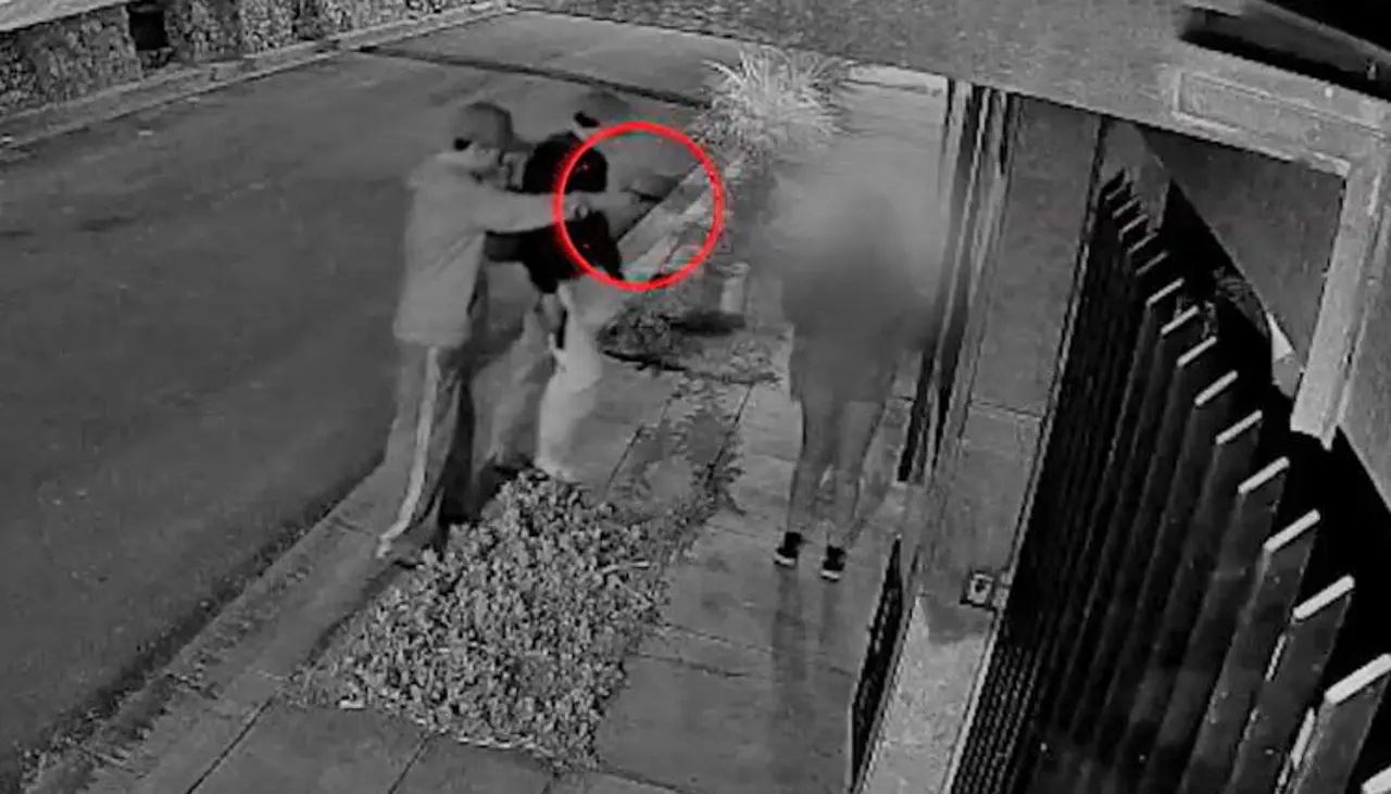 Video: Apuntándole con un arma, delincuentes atracan a una joven en la calle