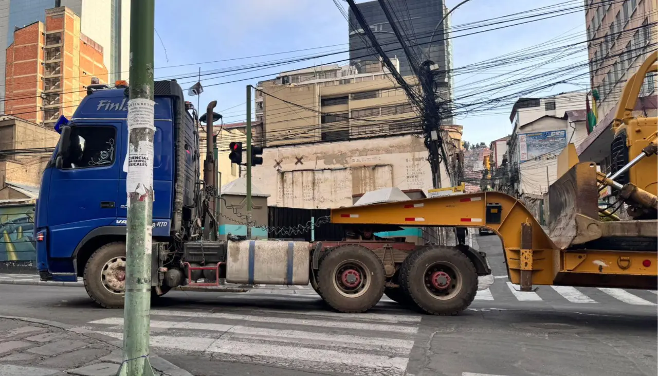 Tractoristas mantienen bloqueo en la Alcaldía de La Paz a la espera de una reunión y del pago de una deuda de Bs 27 millones