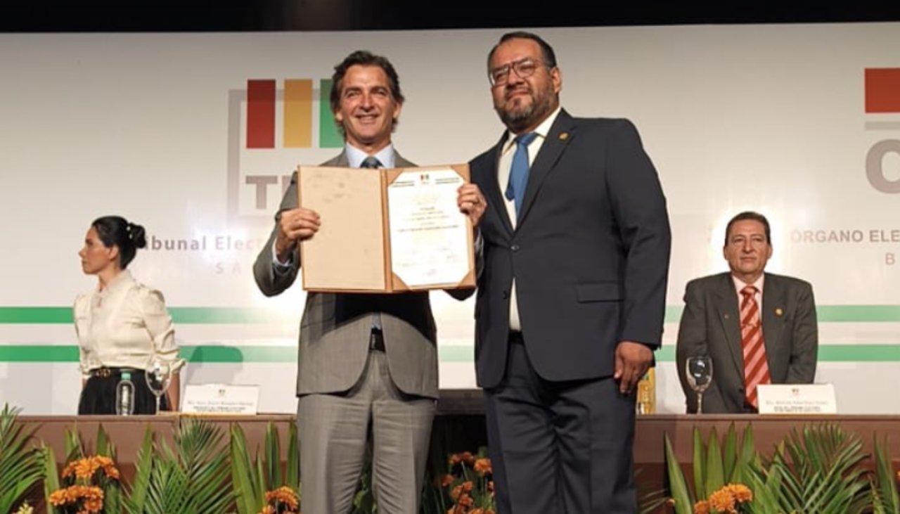 Saavedra recibe credenciales como alcalde electo y anuncia reducción de secretarías: “Se acaba el gasto innecesario”