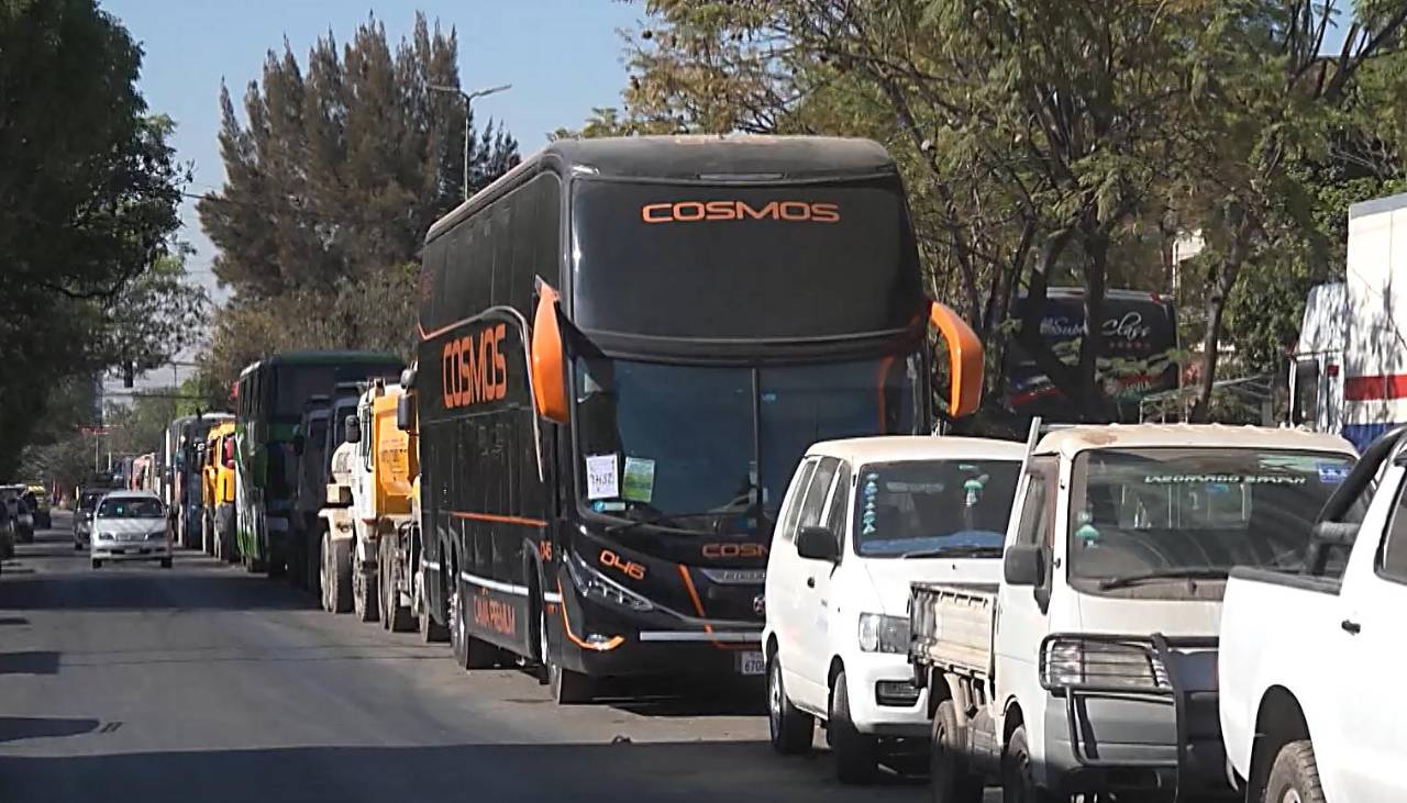 Viajes desde Cochabamba se reducen en 50%: Hay pasajeros, pero los buses están en las filas por diésel