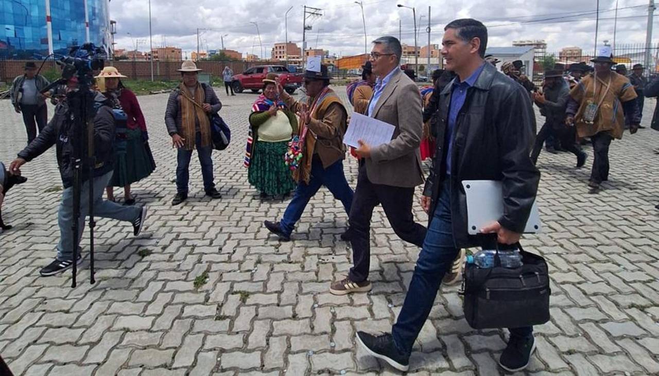 Ministros llegan a El Alto para reinstalar el diálogo con la COB sobre el DS 5503