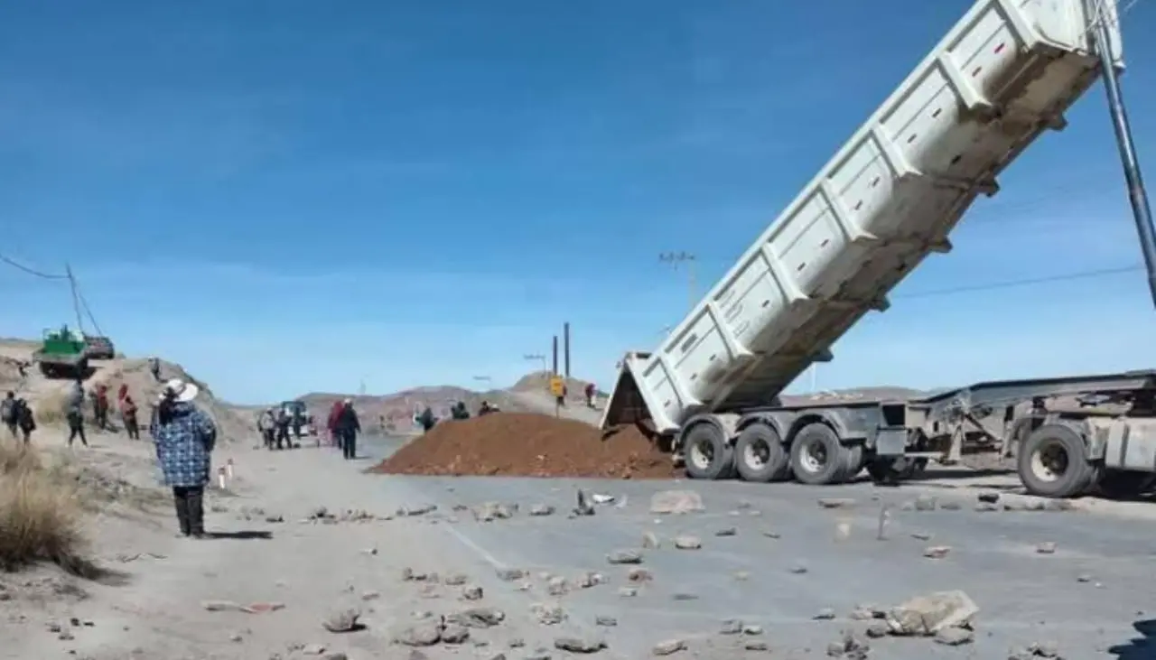 Policía interviene un punto de bloqueo en la carretera Potosí - Oruro y arresta a 14 evistas