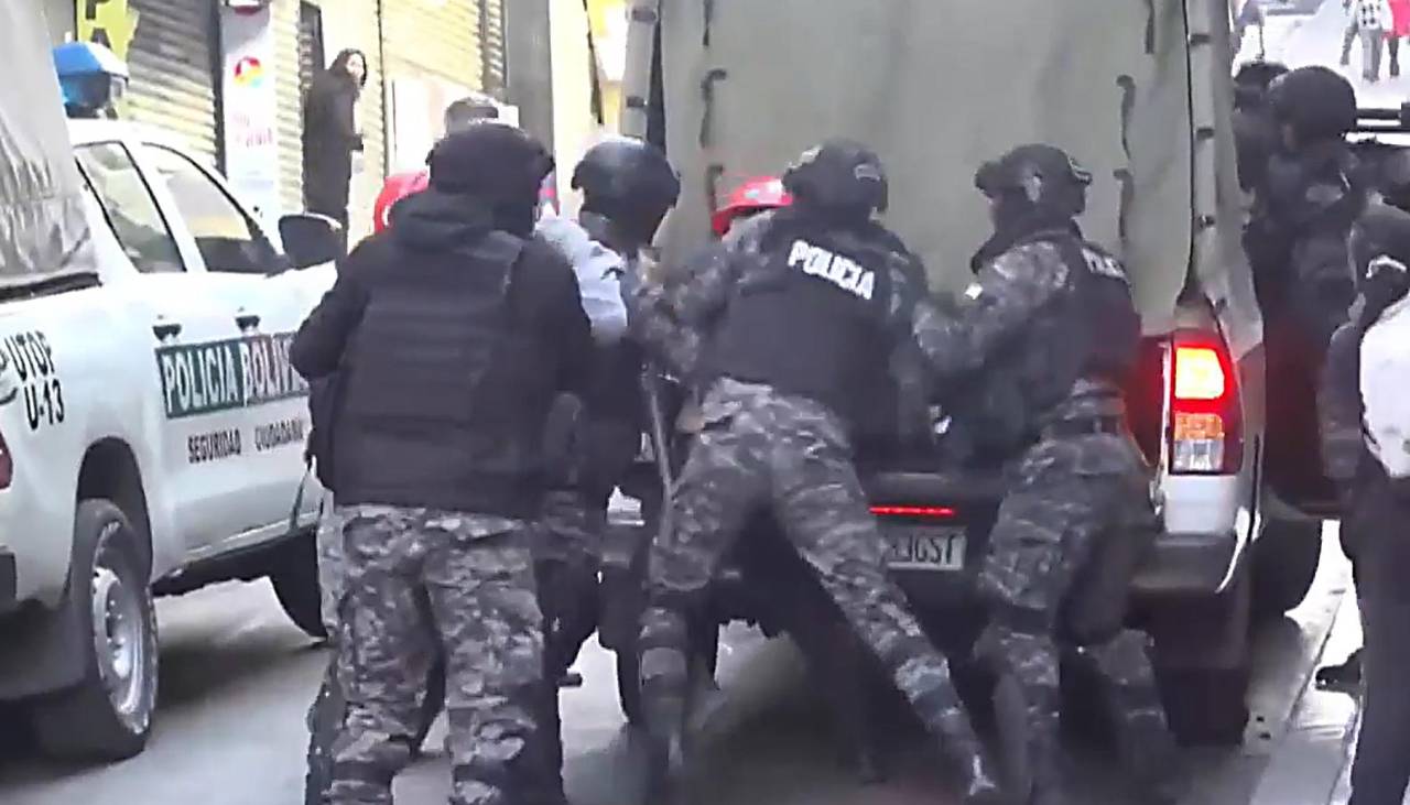 Contingente policial interviene el Ministerio de Trabajo y desaloja a dirigentes de la COB