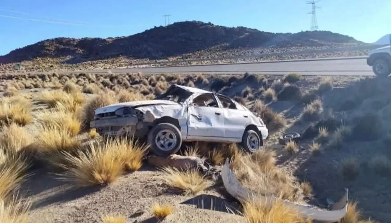 Tragedia en la ruta a Uyuni: Un vehículo sale de la vía, vuelca y su conductor muere 