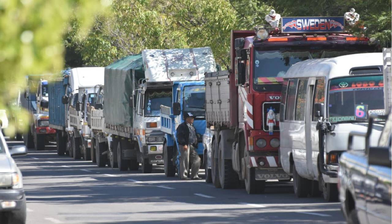 Transporte paceño convoca a marcha y bloqueo para el lunes: “No existe justificativo para la escasez” de combustible