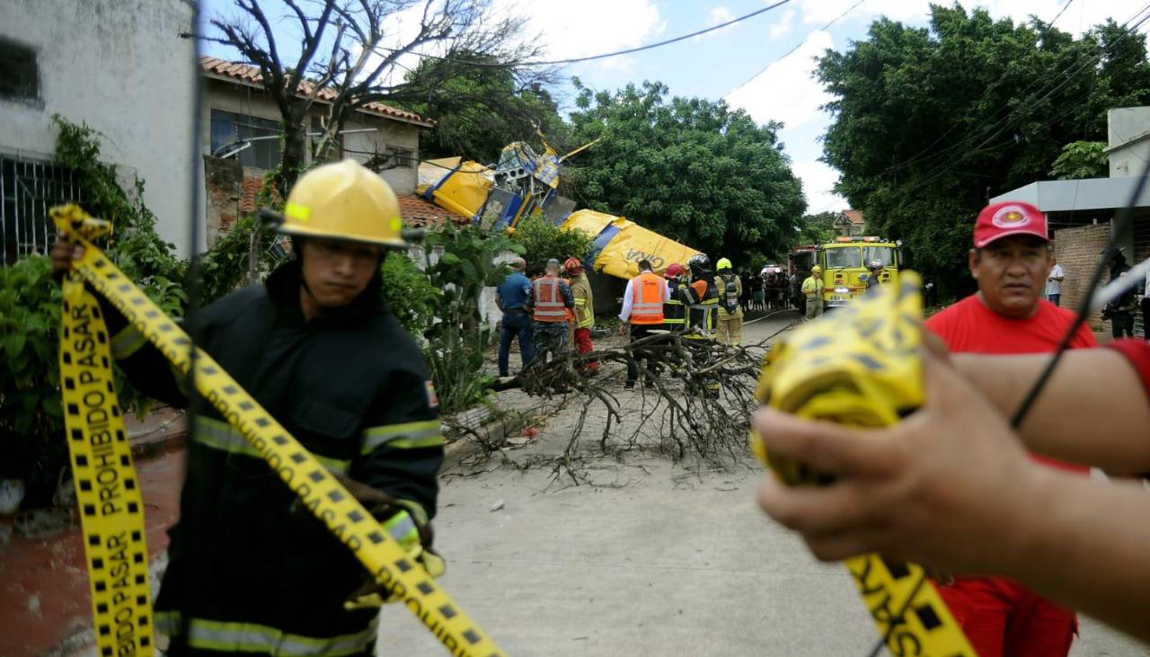 Avioneta que cayó sobre una casa era de fumigación y retornaba a la capital cruceña, dice propietario 