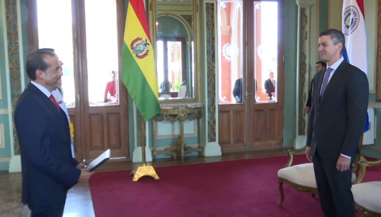 Camacho presenta sus credenciales como embajador ante el presidente de Paraguay