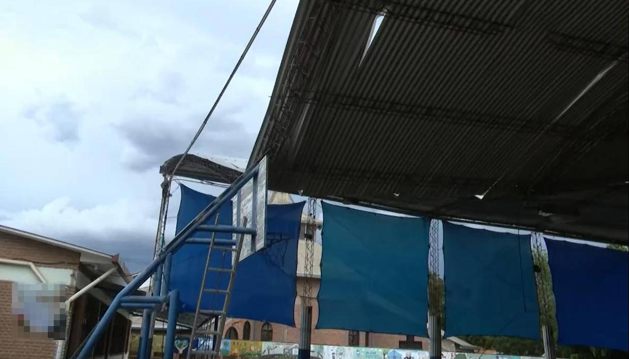 Fuertes vientos en Cochabamba: Colapsa tinglado de unidad educativa a semanas del inicio de clases