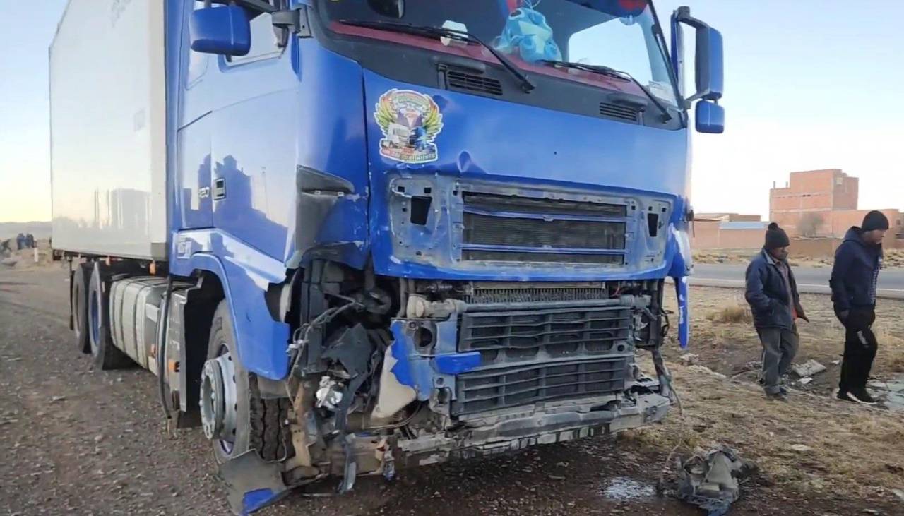 Dos fallecidos y un herido por choque entre camión y minibús en la ruta La Paz-Oruro, reporta la Policía