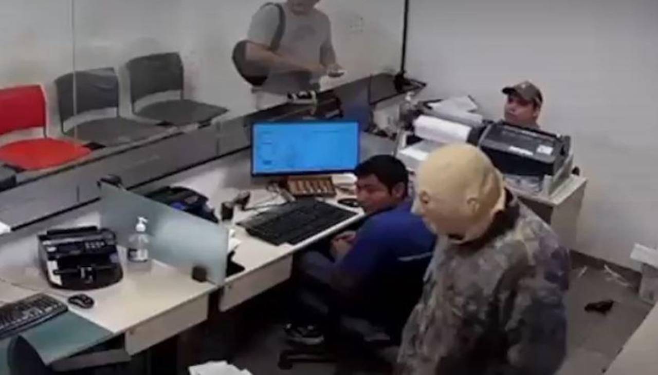 Atracaron más de Bs 800.000 usando máscaras: Policía presentó a los autores y buscan a tres prófugos