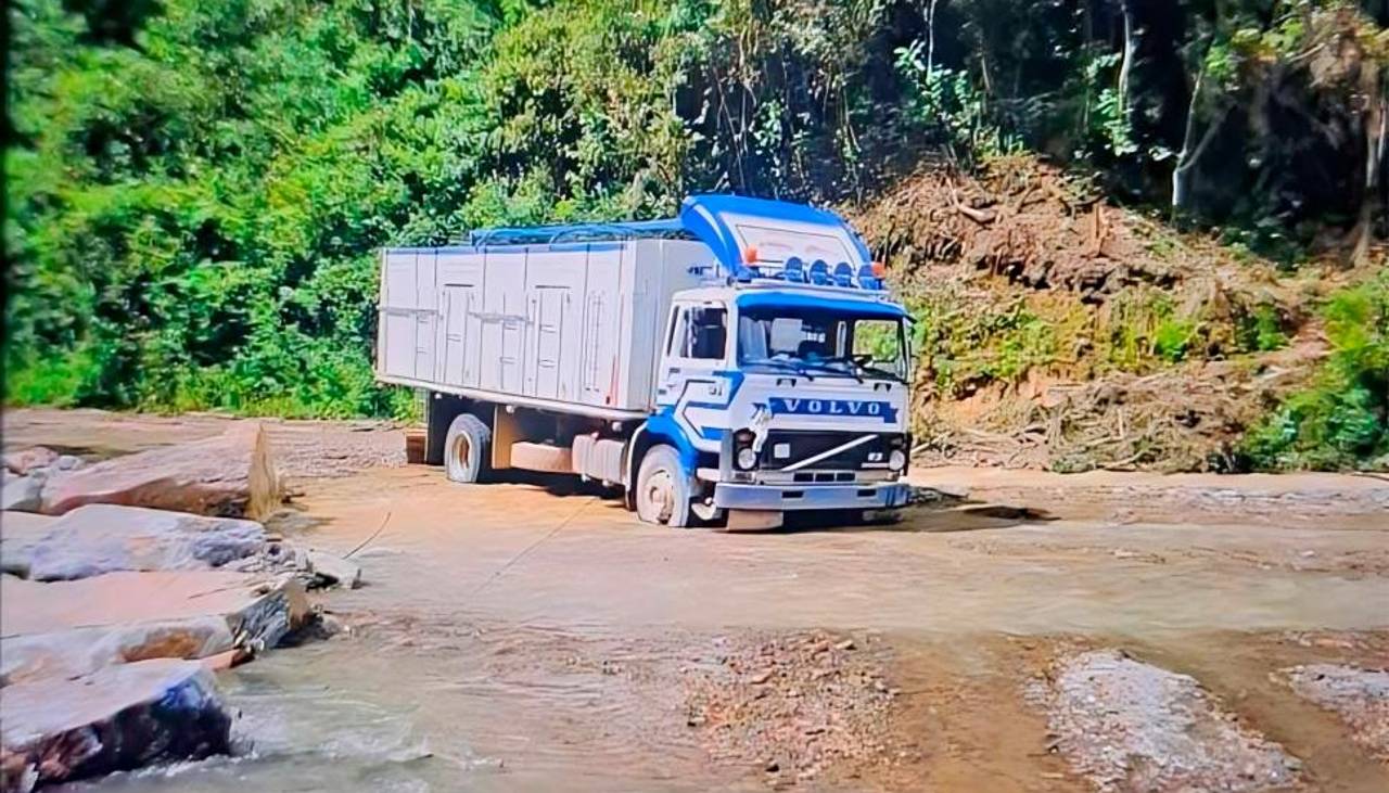 Transportista denuncia que sujetos armados se llevaron su camión con carga de mineral y luego abandonaron el vehículo