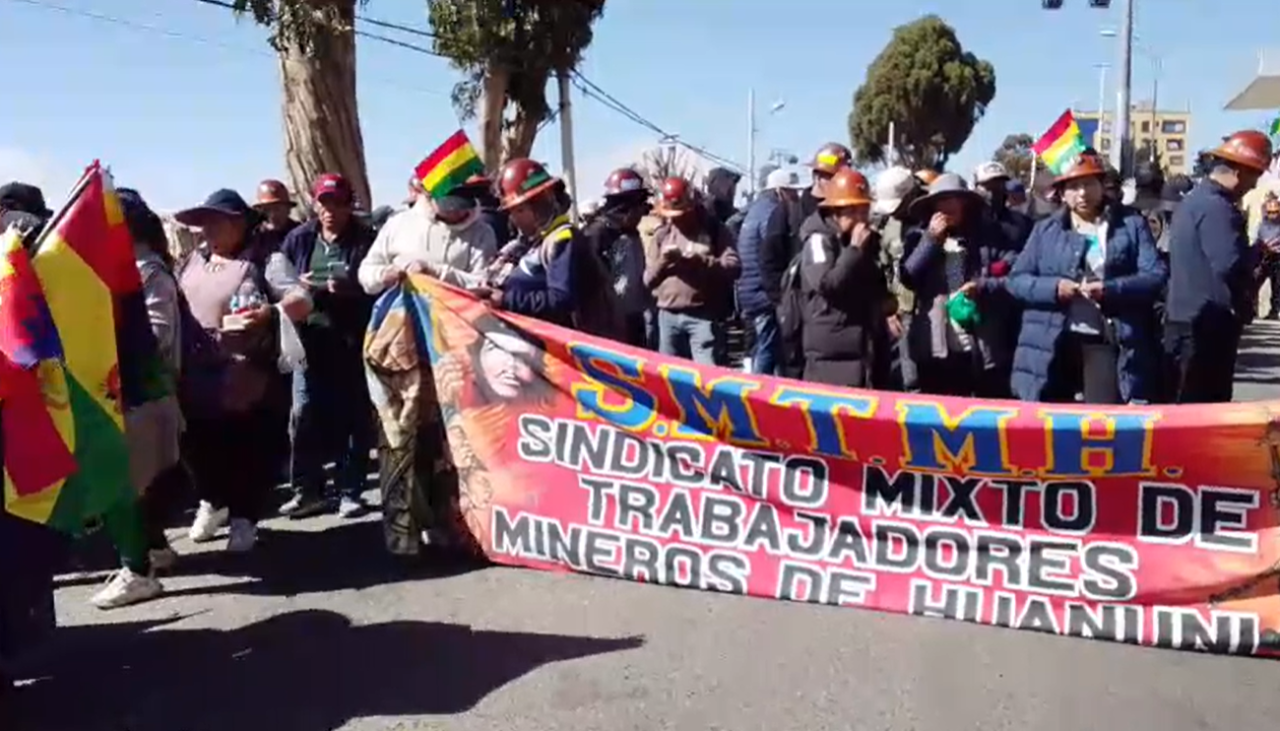 La marcha de la COB se dirige al centro paceño para exigir la renuncia de Paz