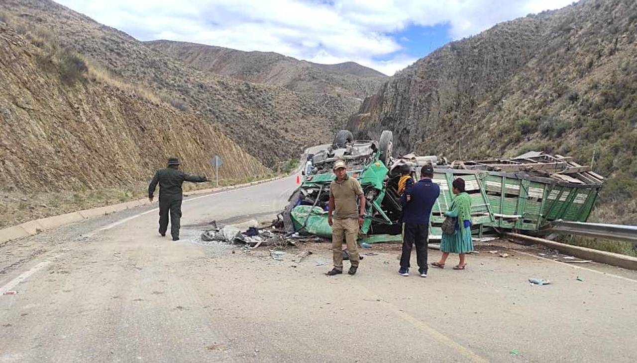 Padre e hijo mueren en Navidad cuando transportaban ganado; su camión cayó a un barranco