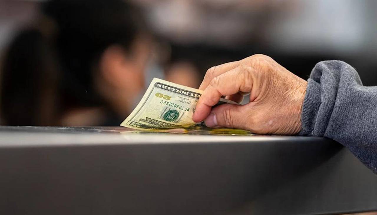 Retrocede el dólar: cotización cae de Bs 12,13 a Bs 12,08 para este martes, según el BCB