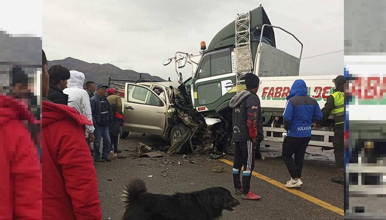 Al menos dos muertos por el choque frontal entre una vagoneta y un camión en una carretera de Potosí