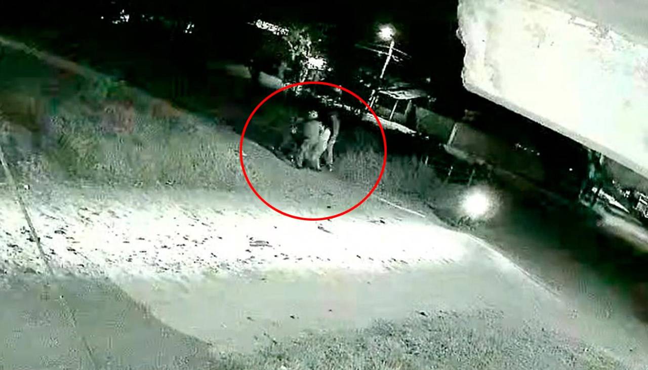 Video: Dos mujeres fueron víctimas de un asalto en motocicleta en Santa Cruz