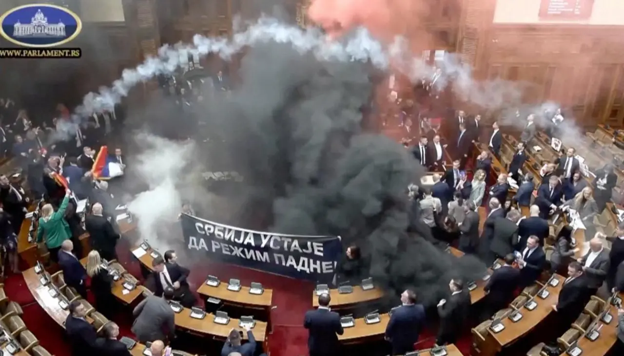 Varios heridos en un altercado con bombas de humo en el Parlamento de Serbia