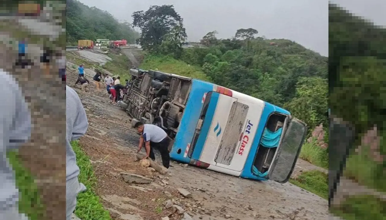 Bus con pasajeros vuelca a un costado de la carretera nueva Cochabamba – Santa Cruz