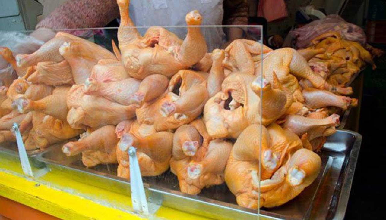 Poco pollo se ofrece en mercados de La Paz y comerciantes apuntan a la falta de diésel