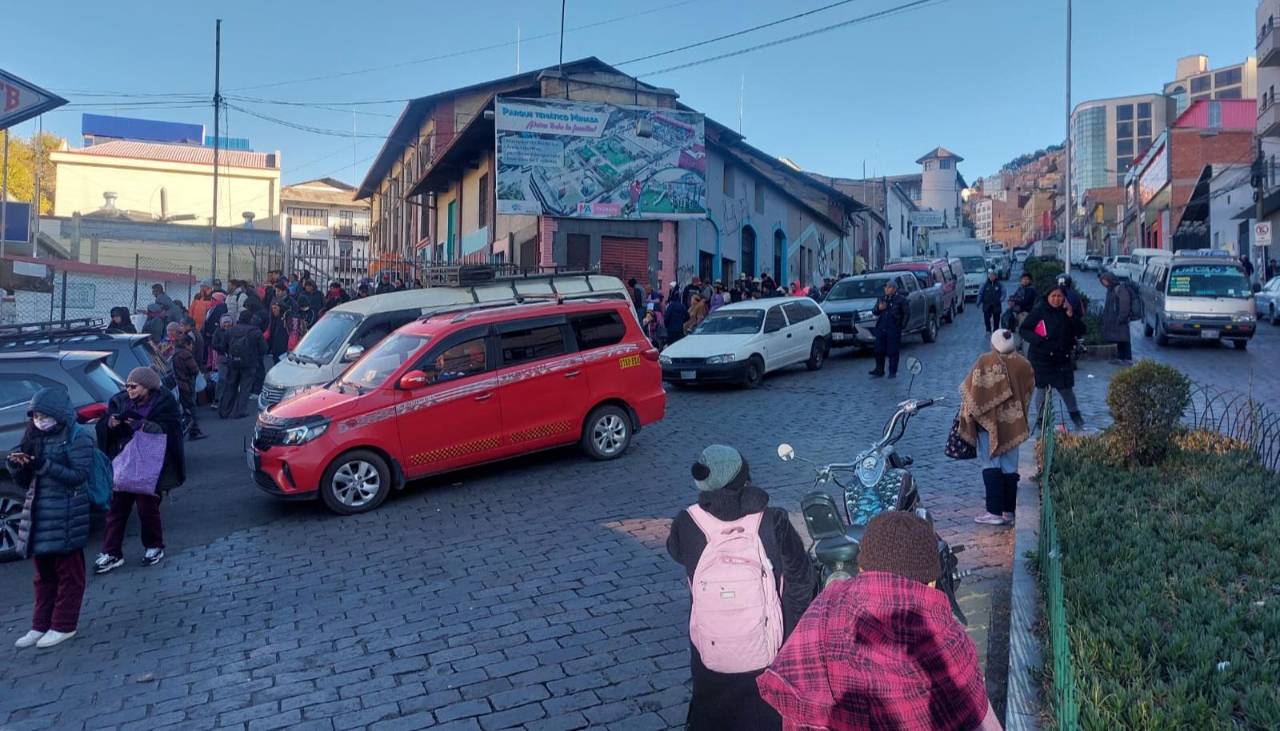 Mejora el suministro de combustibles en La Paz, pero persisten las filas en los surtidores
