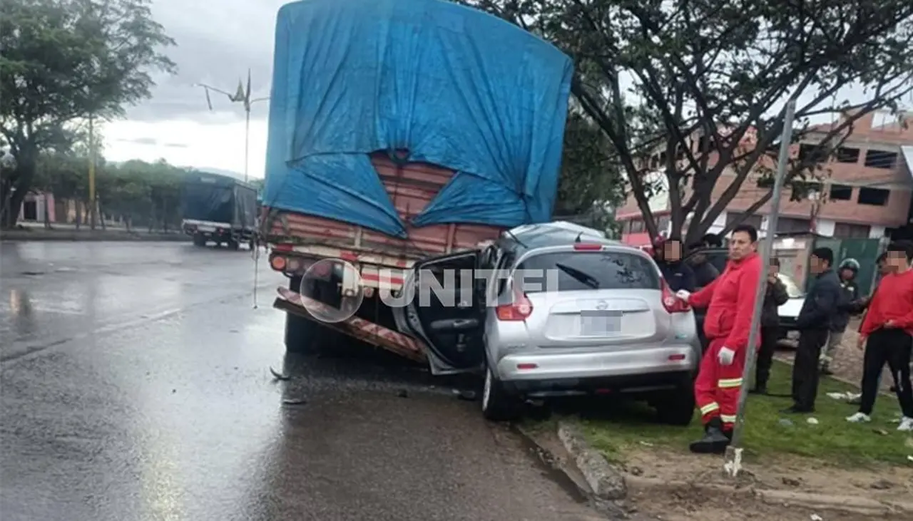 Hija del alcalde de Vinto muere luego de que su vehículo chocara contra un tráiler estacionado