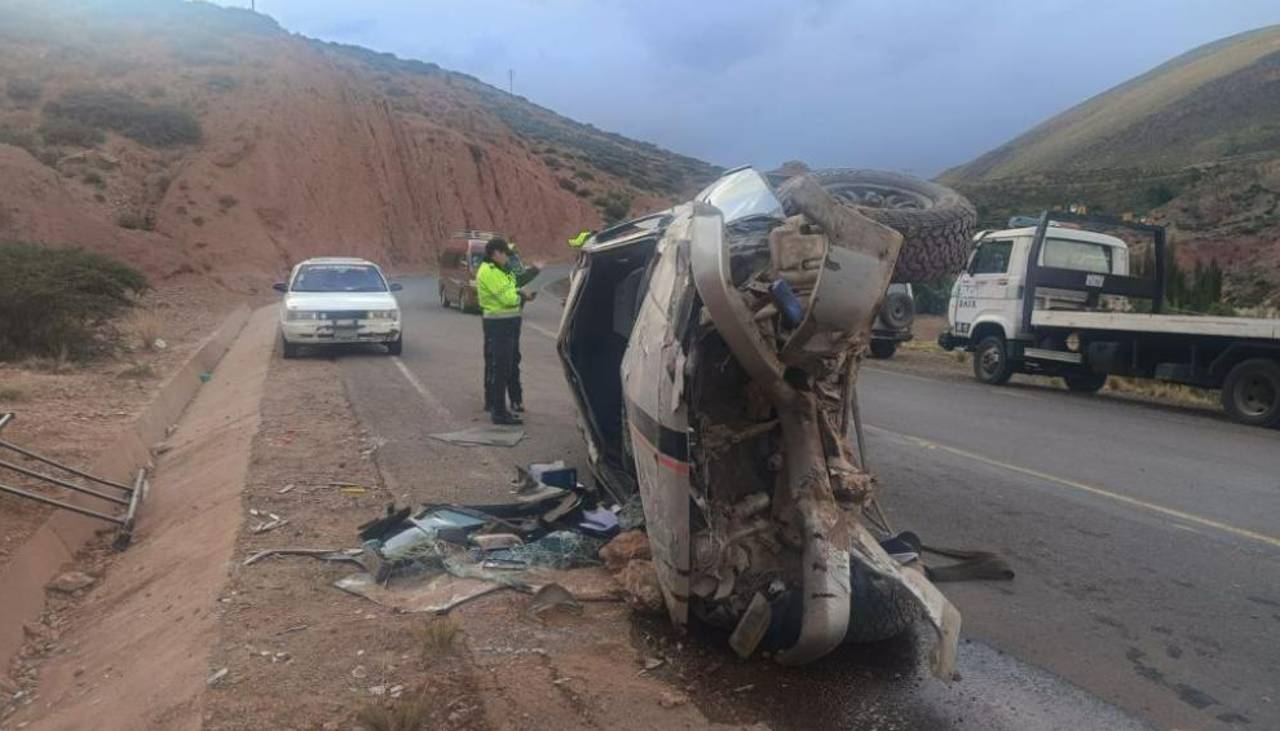 Seis personas resultan heridas tras vuelco de un vehículo en una carretera de Potosí