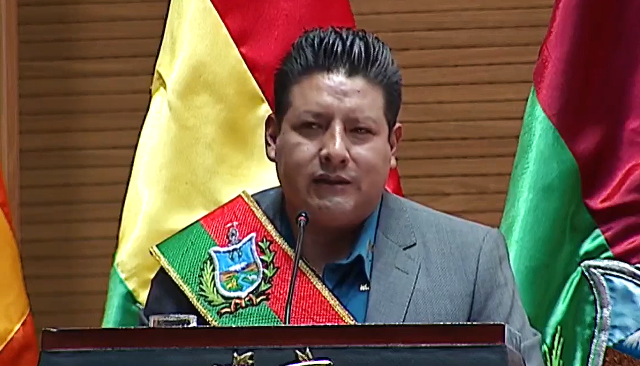 “Dicen que no hago obras, me discriminan”: Gobernador de La Paz sale al frente de las críticas y anuncia asfaltado de ruta a Perú