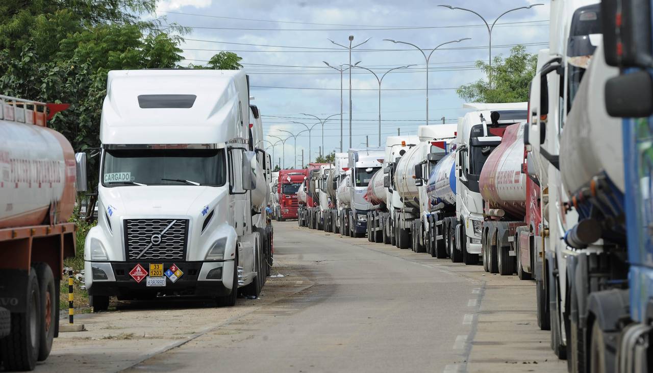 Dirigente del Transporte Pesado pide que Luis Arce se pronuncie por la falta de dólares para cubrir demanda de combustible