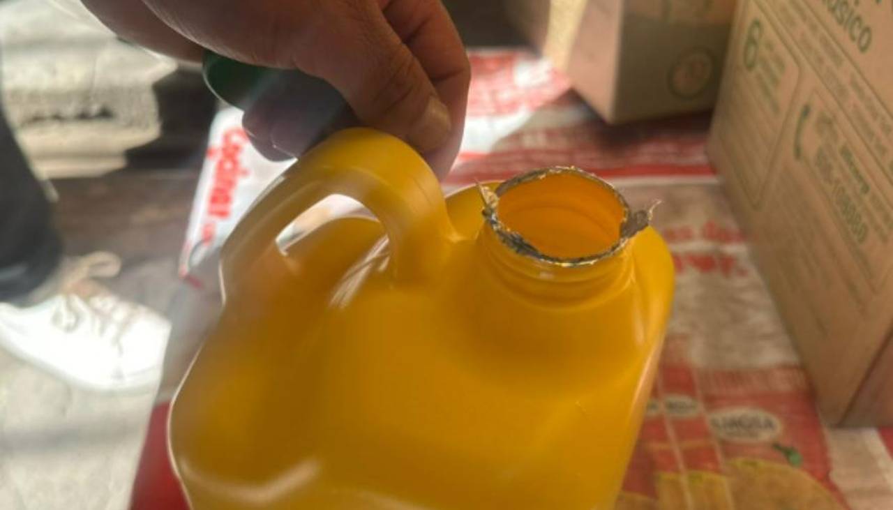“Queremos evitar la reventa”: Algunos comerciantes en La Paz rompen precintos de seguridad del aceite al entregarlo a los compradores
