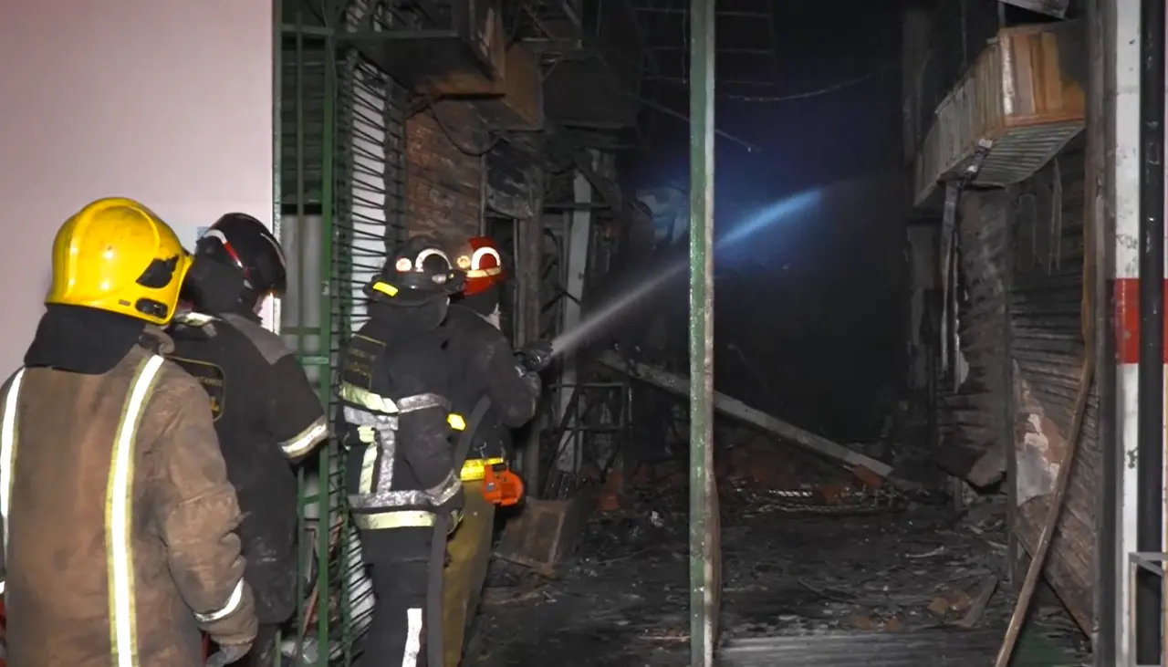 Solicitan ayuda con agua, combustible y alimentación para bomberos que combaten el incendio de la feria de Barrio Lindo