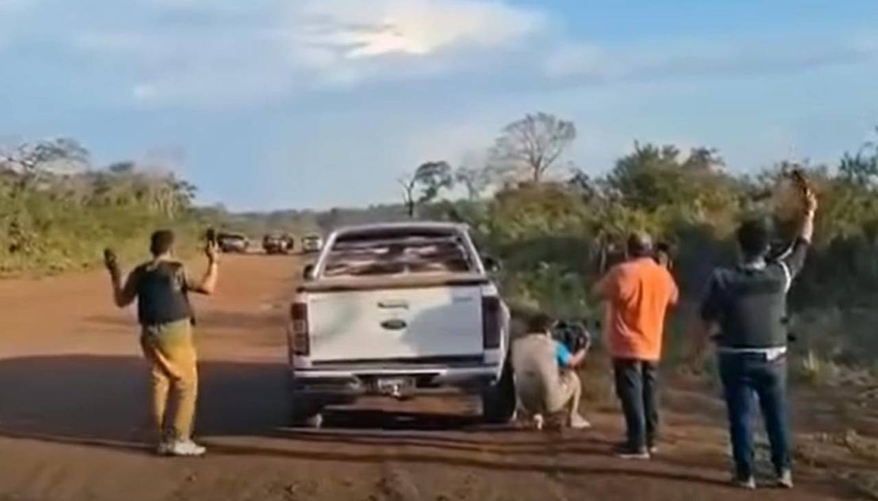 Tensión en San Matías: Policías apuntan con armas a periodistas por error