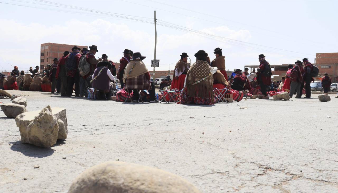 Gobierno anuncia una denuncia penal contra los Ponchos Rojos por bloqueos en la ruta a Copacabana