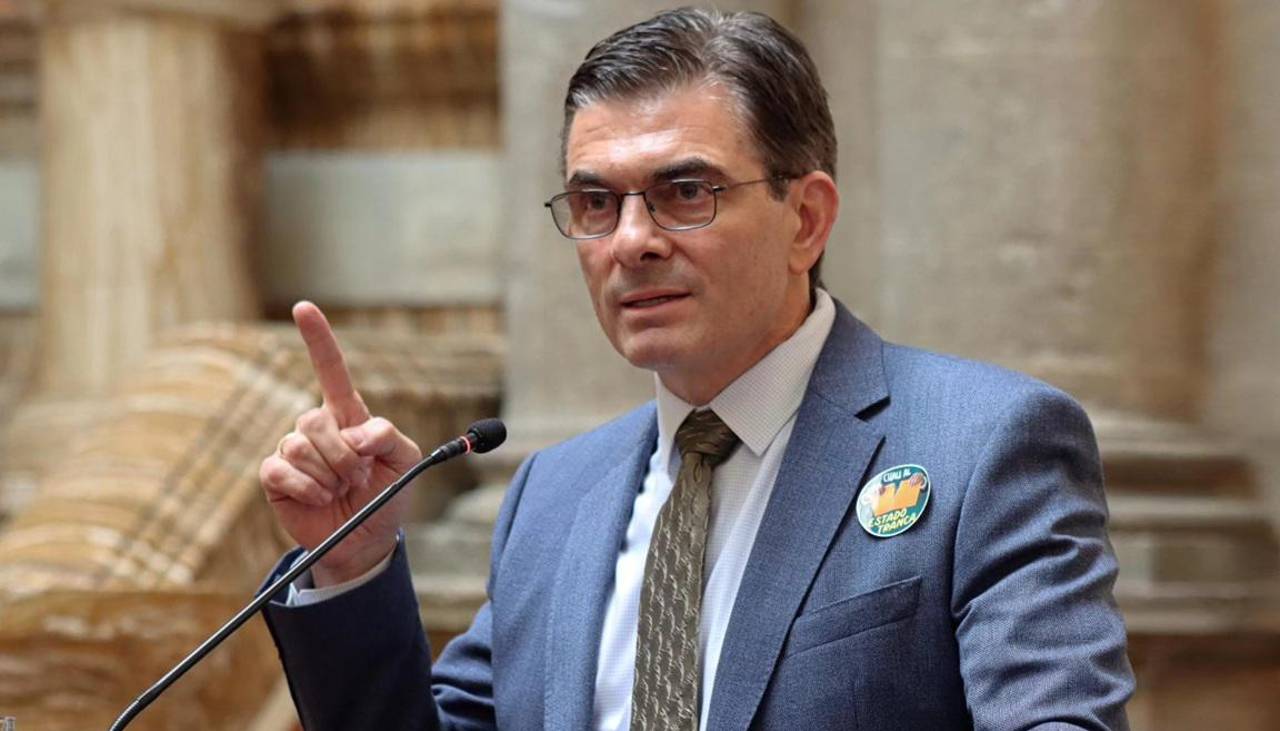 Analista advierte que no hay margen de negociación con la COB y resalta que Paz debe cumplir con la Constitución