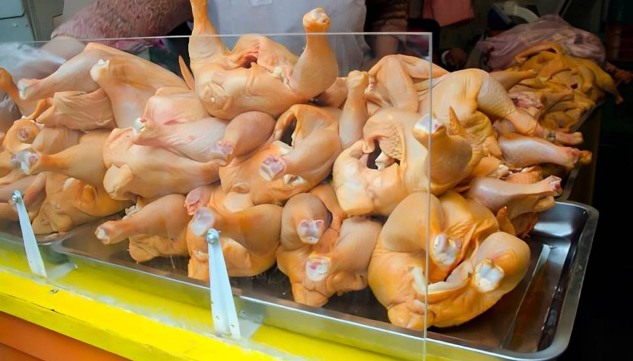 La Paz: Comerciantes señalan que el pollo subió de precio porque llega por rutas alternas debido a bloqueos
