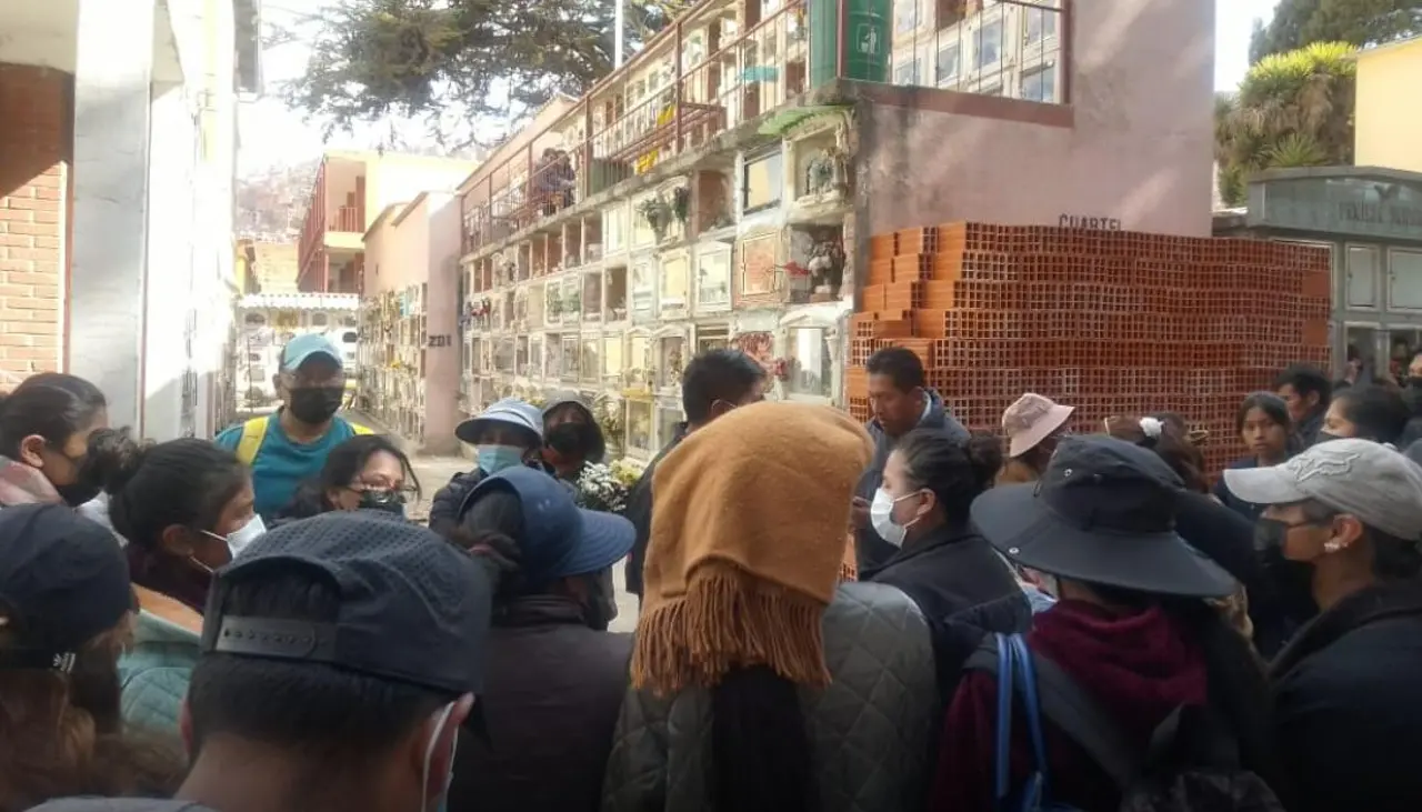 La Paz: Al menos 10 familias denuncian que sus difuntos fueron enterrados en nichos que no les correspondía durante la pandemia