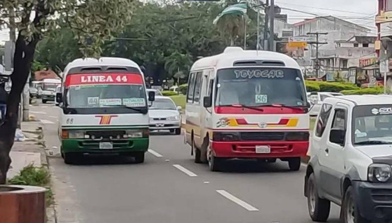 Micreros ratifican paro indefinido desde el lunes 2 de diciembre para exigir subida del pasaje en la capital cruceña