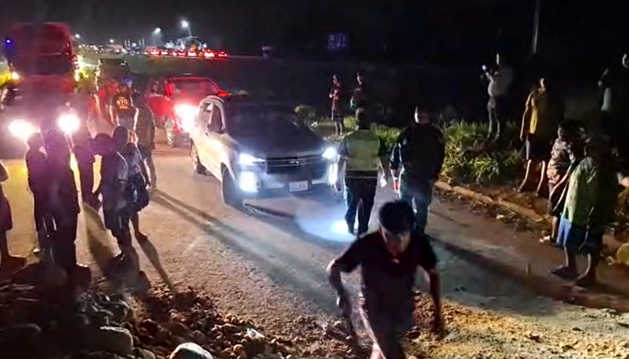 Yapacaní: Levantan bloqueo y conductores limpian las vías para avanzar a sus destinos