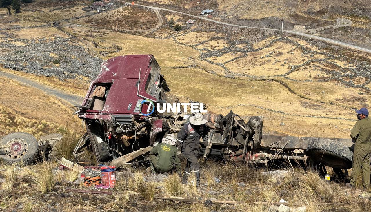 Cisterna con diésel se embarranca en la carretera a los Yungas y deja un fallecido